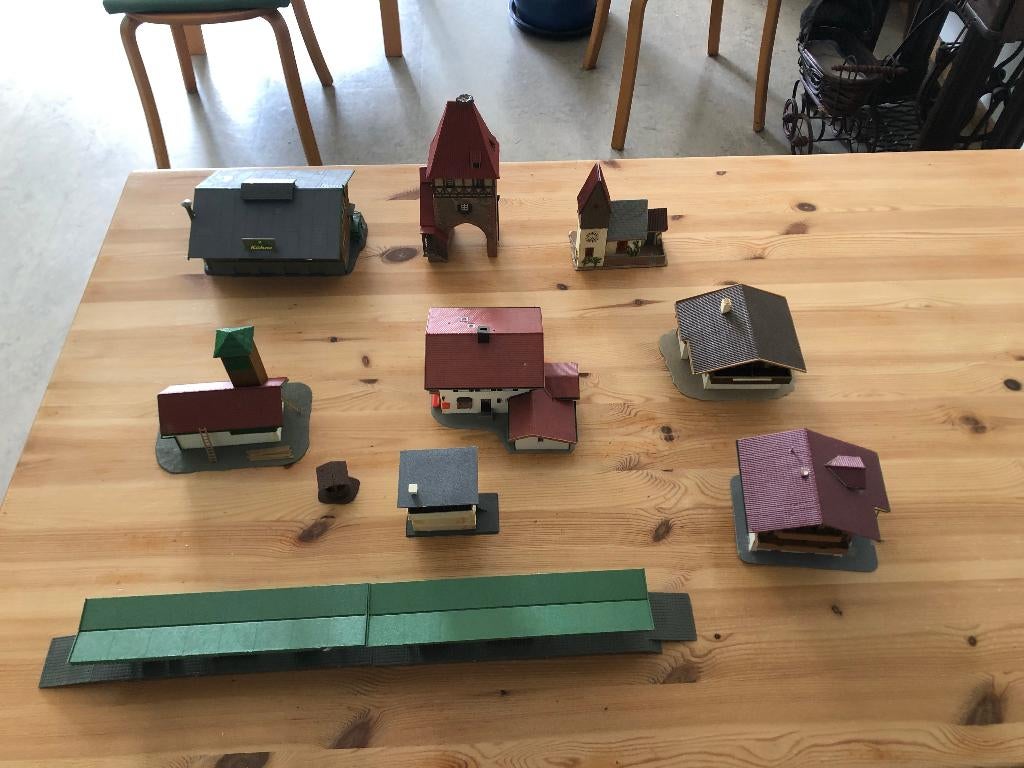 Set huisjes met station voor modelspoorbaan, Gebruikt, Gelijkstroom of Wisselstroom, Overige typen, Ophalen