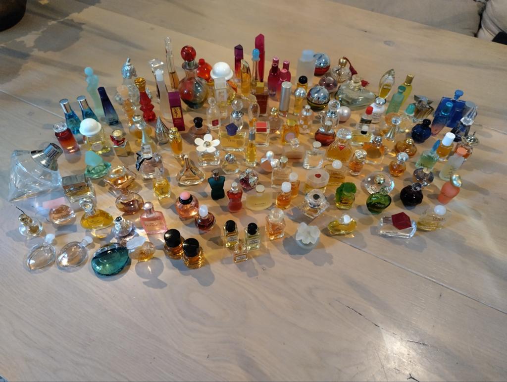 Zeer grote collectie parfumminiaturen - diverse merken, Ophalen of Verzenden, Zo goed als nieuw, Miniatuur, Gevuld