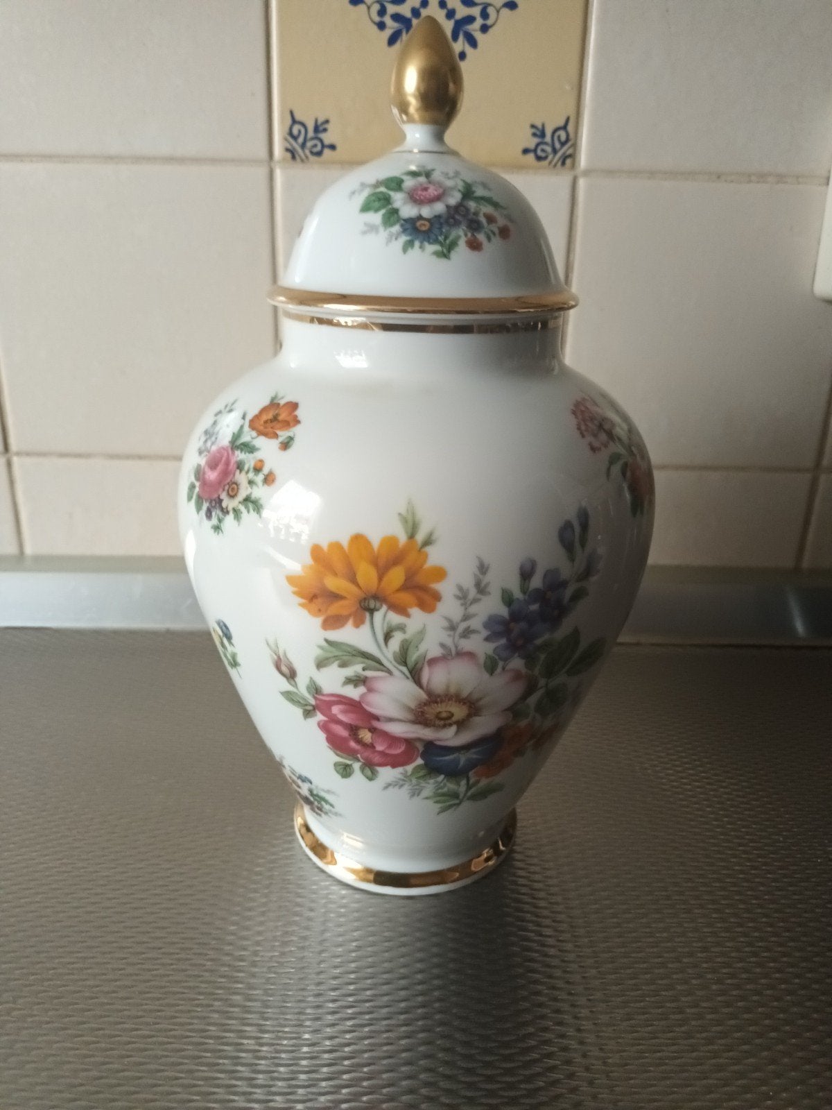 Klassieke Duitse porseleinen dekselvaas met bloemendecor, Antiek en Kunst, Ophalen of Verzenden