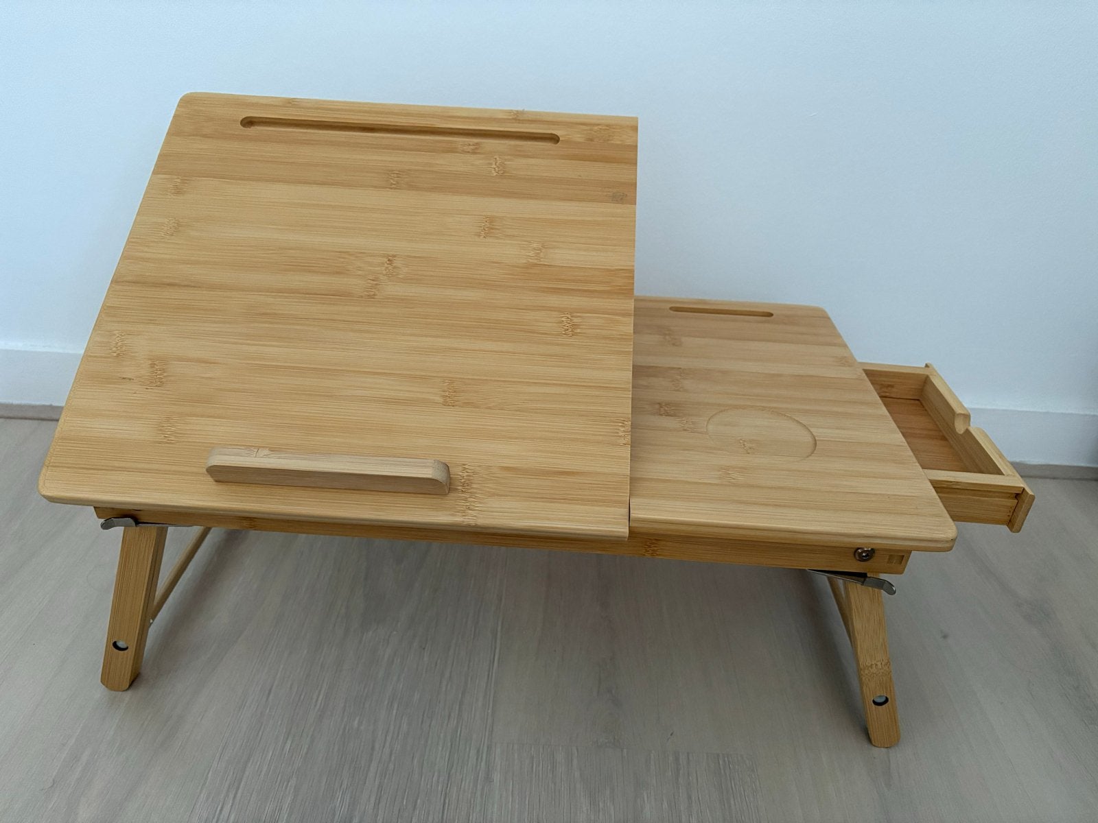 Verstelbaar bamboe laptoptafeltje voor bed/bank, Computers en Software, Laptopstandaarden, Ophalen of Verzenden, Zo goed als nieuw