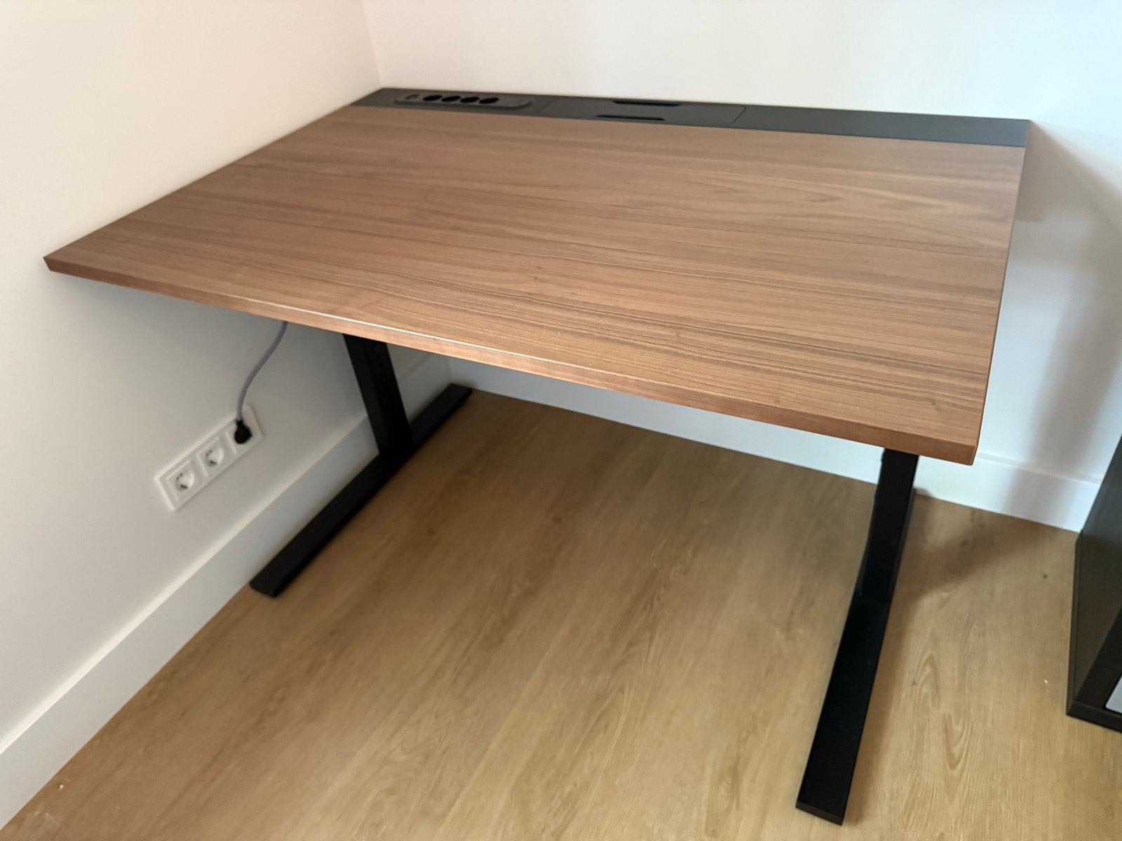 IKEA Verstelbaar Bureau met Geïntegreerde Stopcontacten, Ophalen, Zit-sta bureau, 120 cm, Hout