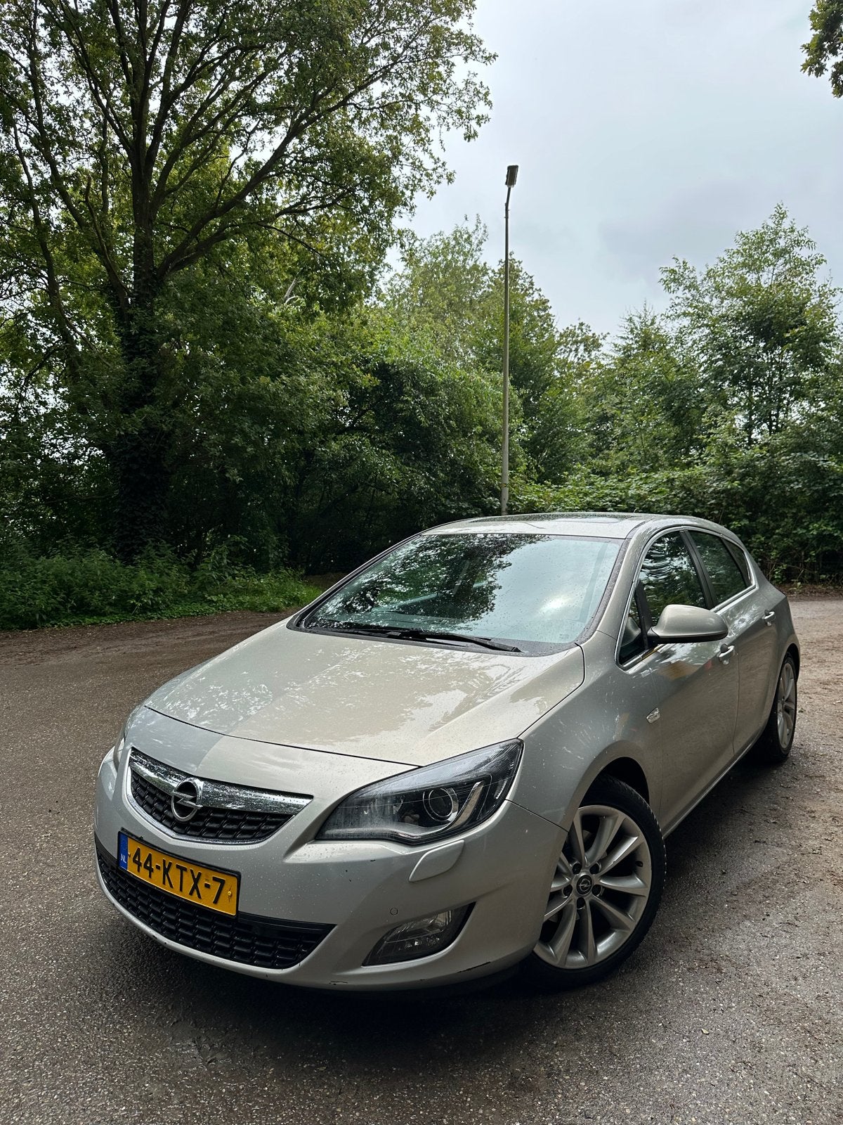 Opel Astra 1.6 Turbo Cosmo 5D 2010 Beige, Voorwielaandrijving, Zwart, 4 cilinders, 179 pk