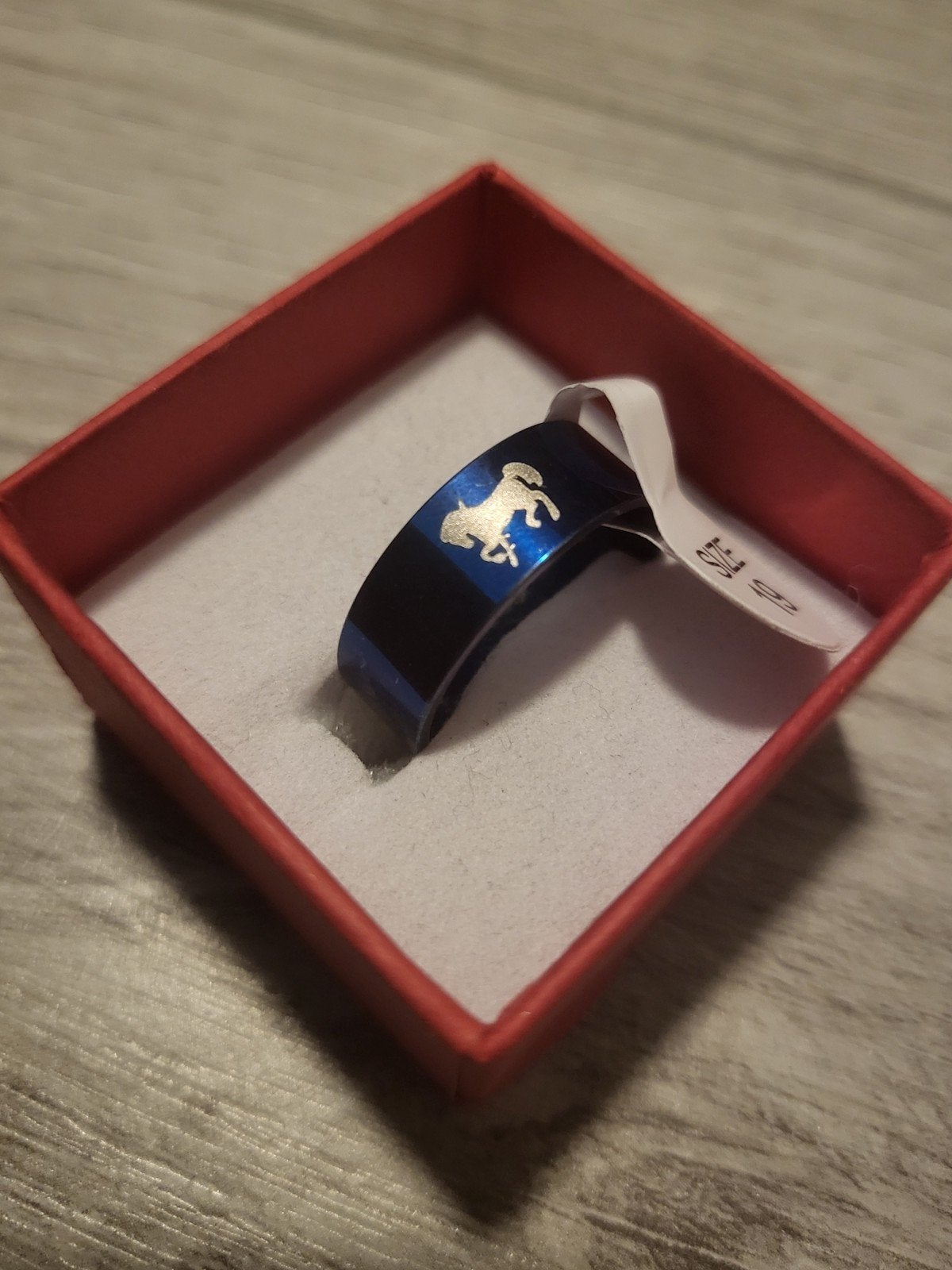 Nieuwe blauwe ring met paard, maat 19, 19 tot 20, Nieuw, Ophalen of Verzenden, Dame of Heer
