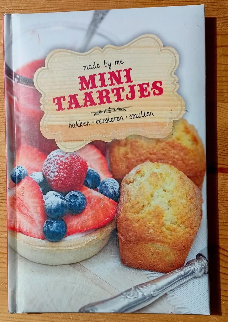 Mini Taartjes Bakboek, Ophalen of Verzenden, Zo goed als nieuw, Taarten, Boek of Tijdschrift