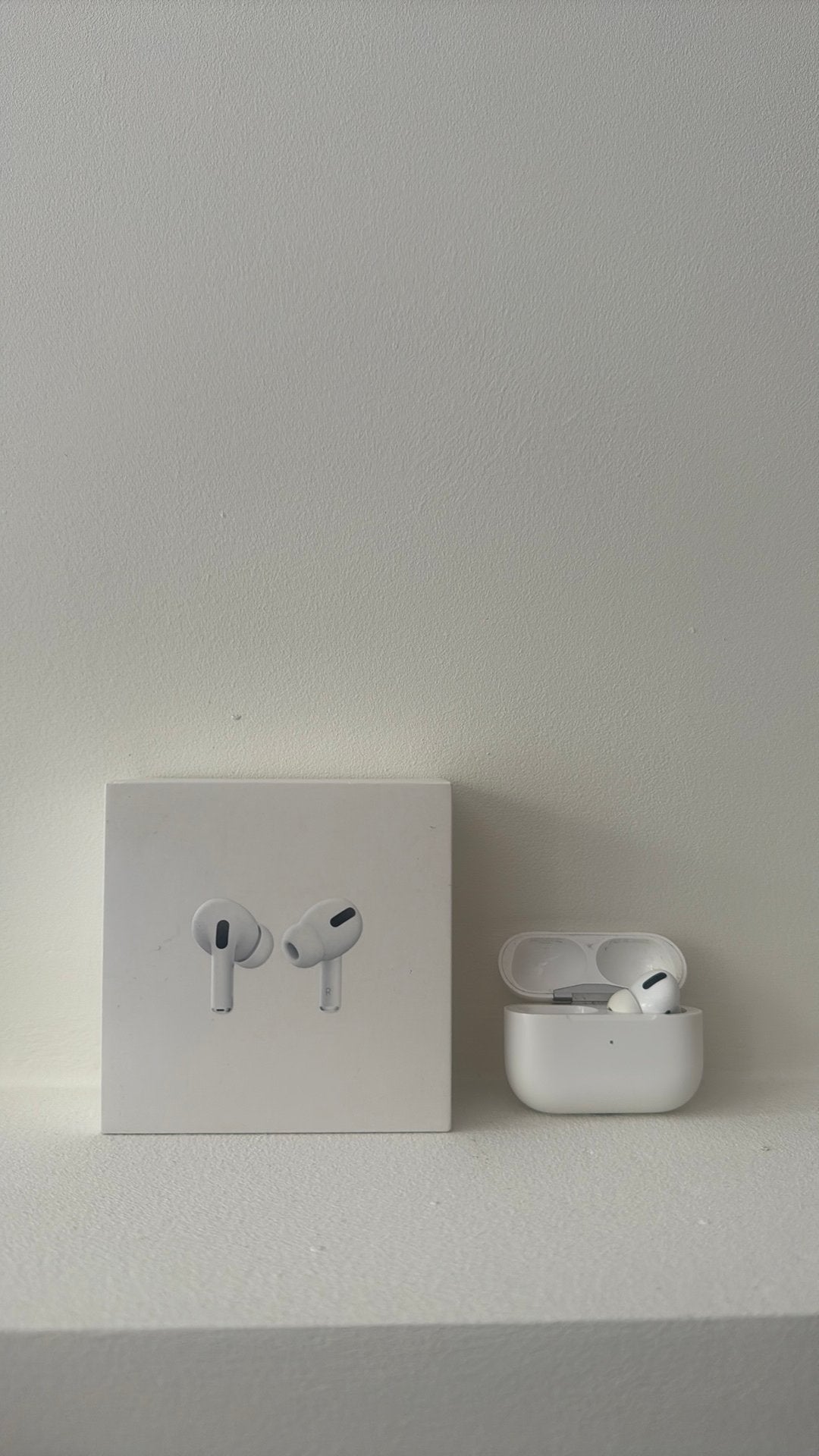 Airpods pro 1 - Case + rechteroortje, Ophalen, Zo goed als nieuw