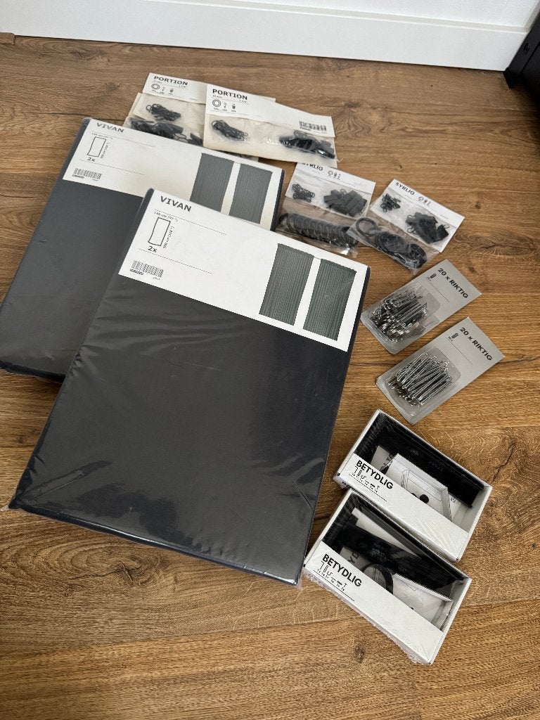 Compleet IKEA gordijnenpakket, nieuw, Huis en Inrichting, Stoffering | Gordijnen en Lamellen, Ophalen, 300 cm, Zwart, Gordijn