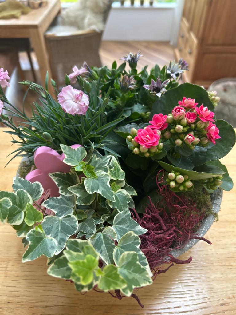 Sfeervol Bloemstukje met Diverse Roze Bloemen, Huis en Inrichting, Woonaccessoires | Kransen, Ophalen of Verzenden, Zo goed als nieuw