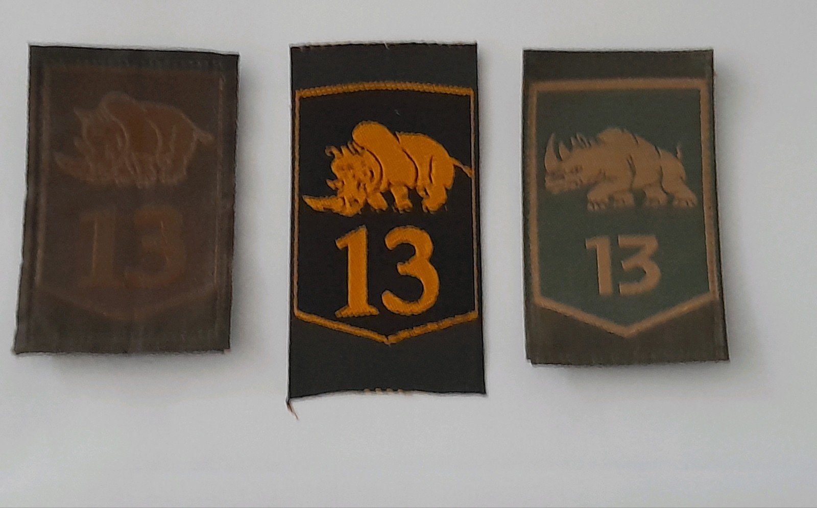 3 verschillende mouwemblemen 13 brigade, Ophalen of Verzenden, Landmacht, Nederland, Embleem of Badge