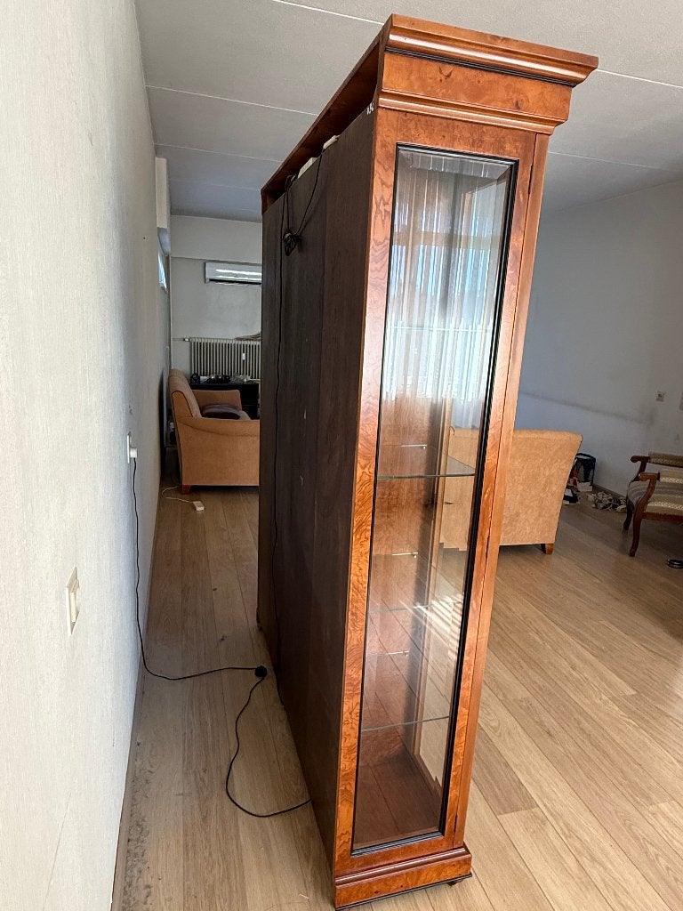 Foto 7 van Mooie wortelnoten vitrinekast