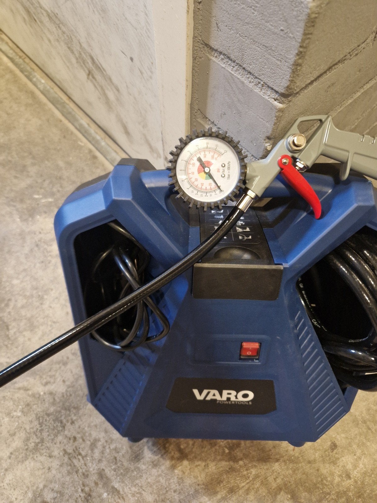 Varo POWX1700 compressor met accessoires, Ophalen, Zo goed als nieuw, Minder dan 200 liter/min, Minder dan 6 bar