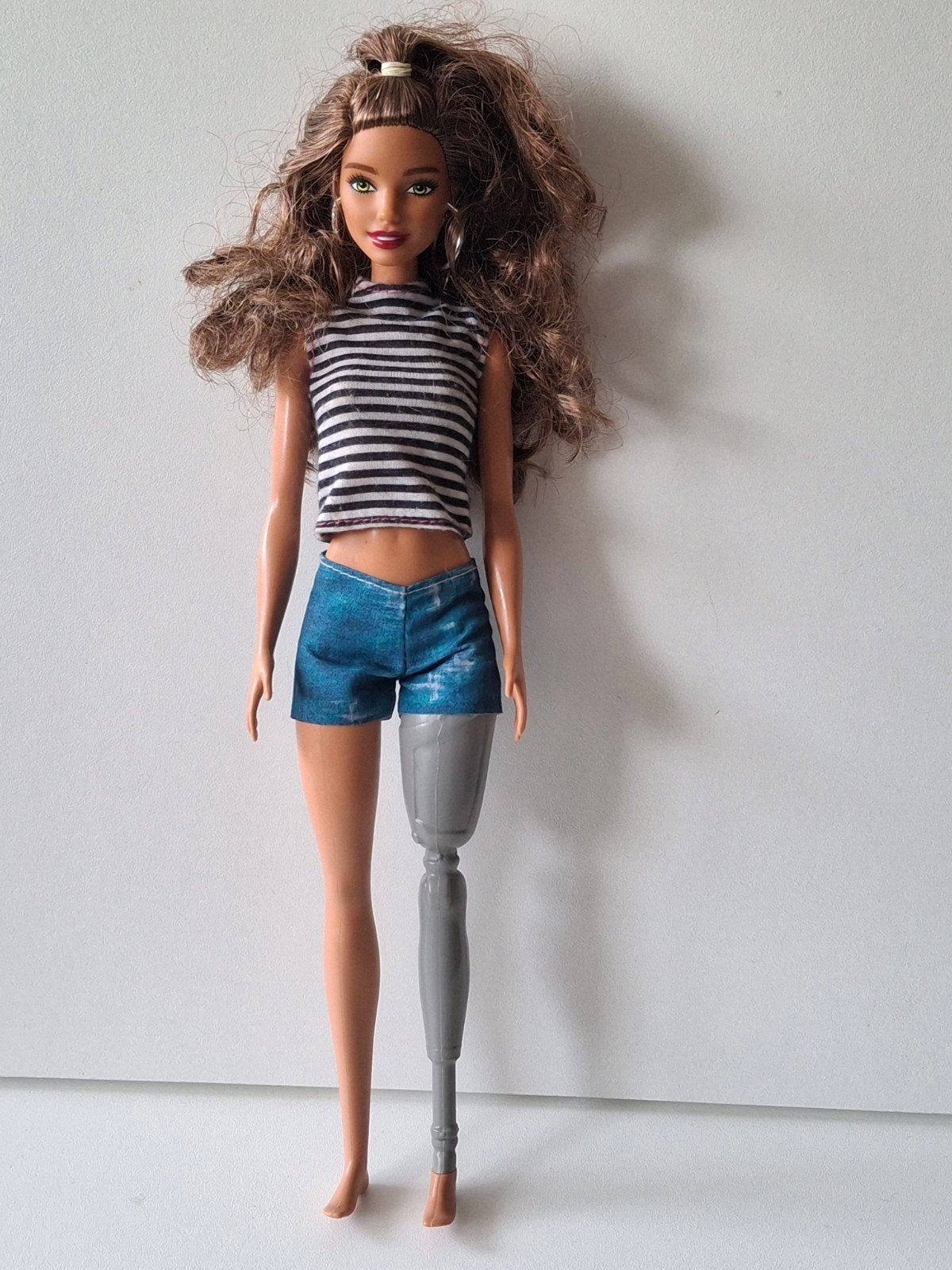 Mattel barbie met prothesebeen., Verzamelen, Ophalen of Verzenden, Gebruikt