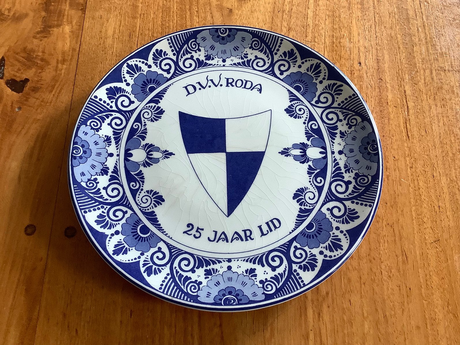 Delfts blauw bord RODA Deventer 25 jaar lid voetbal, Antiek en Kunst, Antiek | Wandborden en Tegels, Ophalen of Verzenden