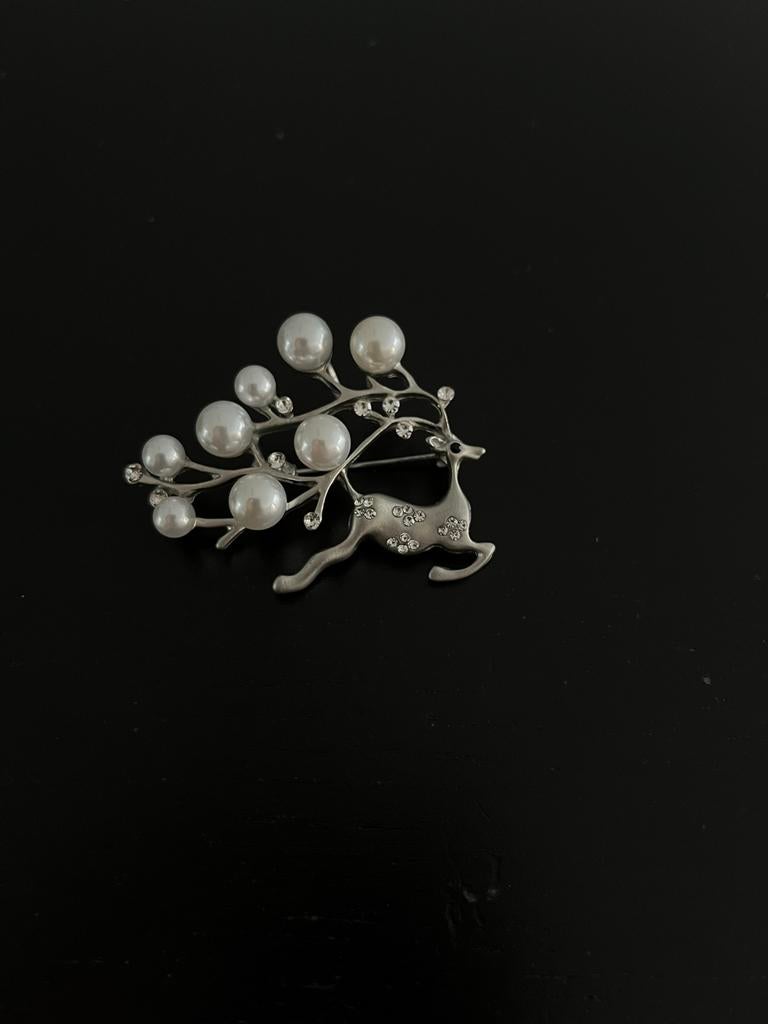 Broche ree, Ophalen of Verzenden, Zo goed als nieuw, Overige materialen
