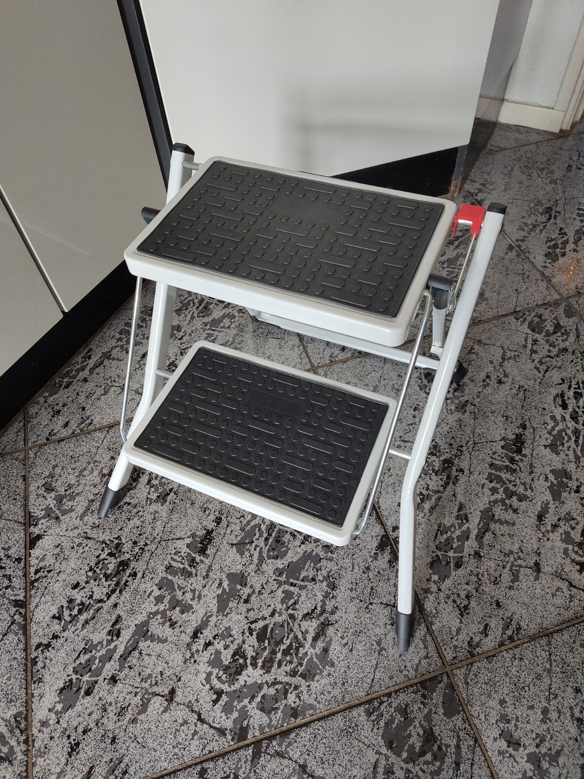 Opvouwbaar trapje met 2 treden, 55cm hoog, Gebruikt, Trap, Ophalen of Verzenden, Opvouwbaar of Inschuifbaar