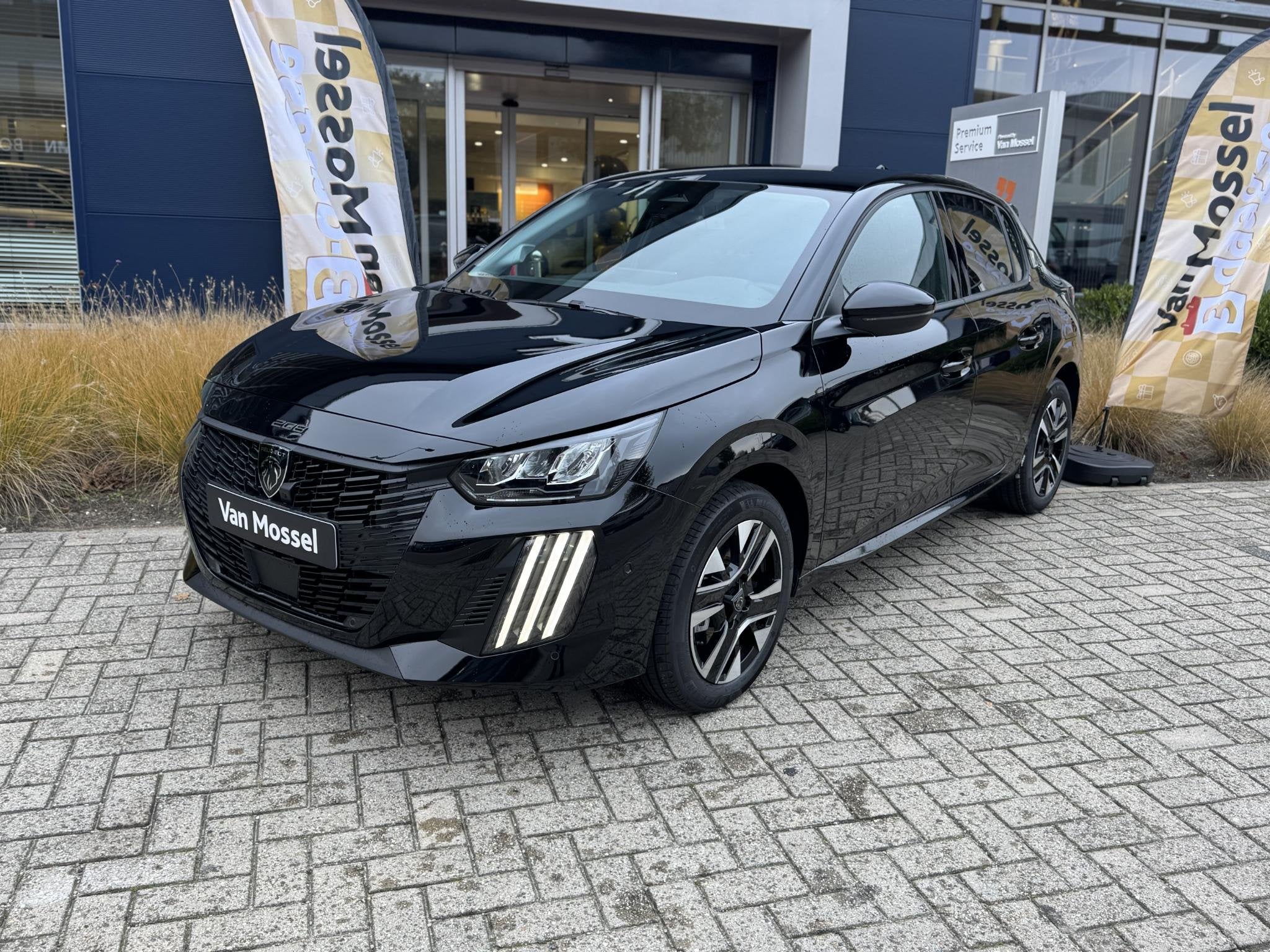 Peugeot 208 Hybrid 110 e-DCS6 Allure l Voorraad l Vision & N, 1195 kg, Euro 6, 1199 cc, Leder en Stof
