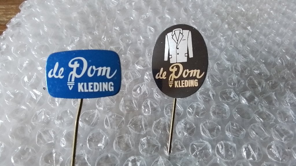 2 verschillende speldjes dom kleding uit Utrecht, Verzamelen, Ophalen of Verzenden, Zo goed als nieuw