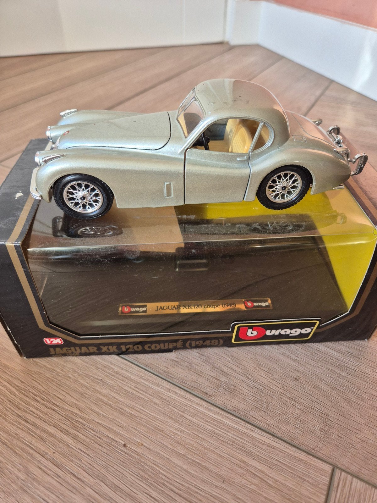 Jaguar modelauto's – XJ220 1:18 + XK120 1:24 made in Italy, Ophalen, Gebruikt, Maisto