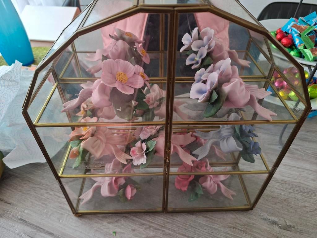 Glazen vitrine met porseleinen bloemen, Ophalen of Verzenden