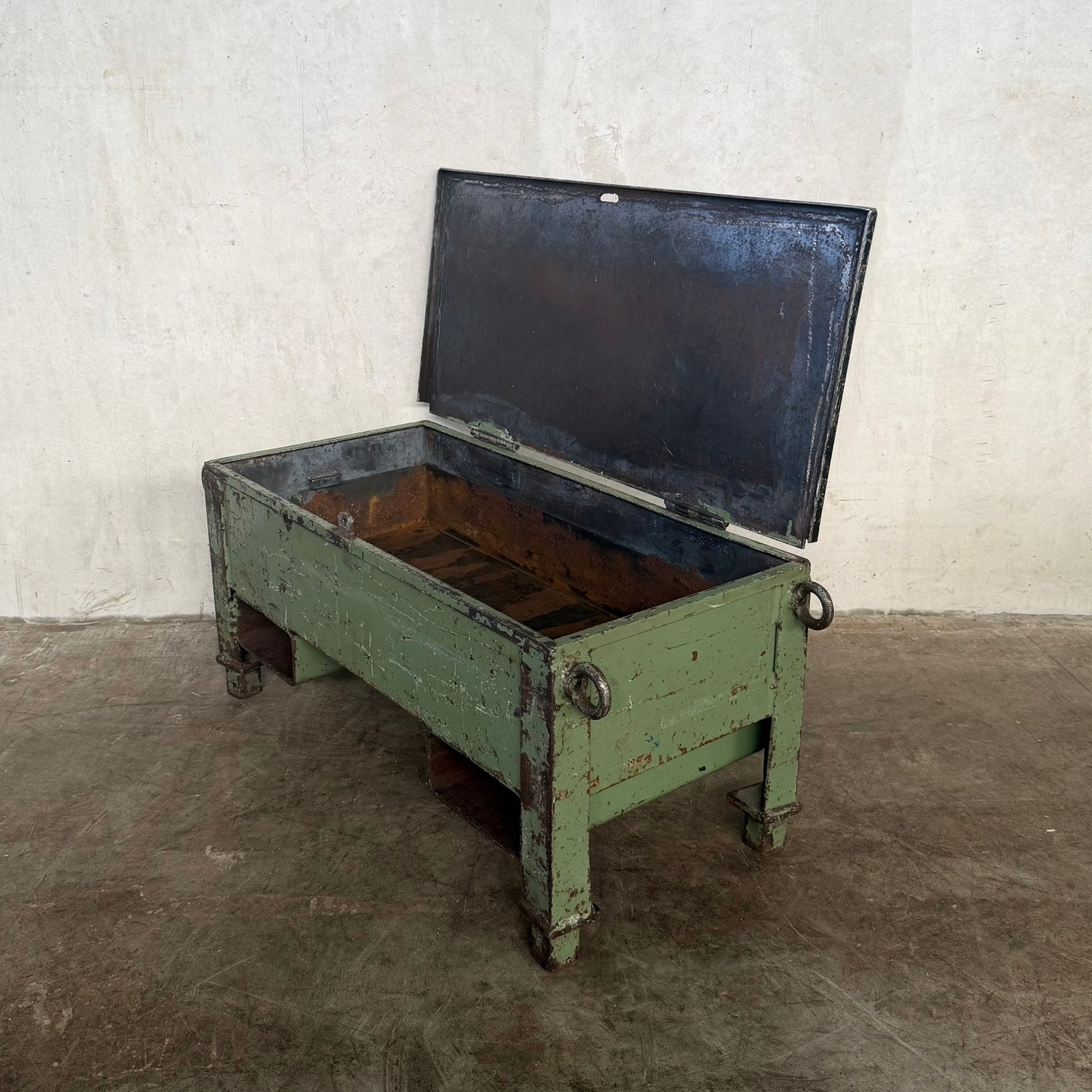 Oude kist, vintage bijzettafel, industriële salontafel, Antiek en Kunst, Curiosa en Brocante, Ophalen