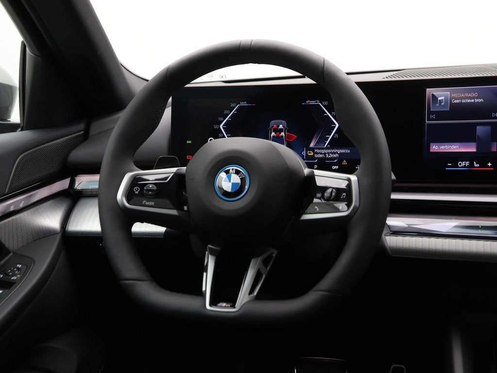 BMW i5 eDrive40 M Sport Edition 84 kWh (bj 2025, automaat), Auto's, BMW, Automaat, Achterwielaandrijving, Zwart, Met garantie (alle)