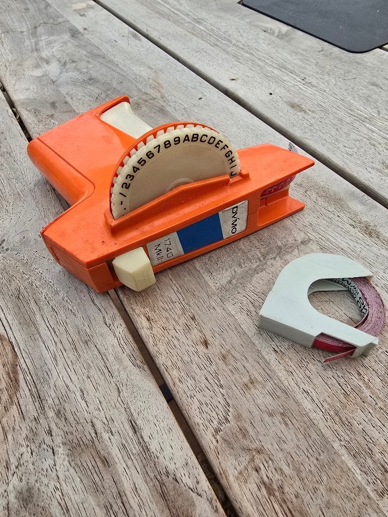 Vintage DYMO 1740 MkII Lettertang Labelmaker Oranje,Jaren 70, Gebruikt, Ophalen of Verzenden, Dymo LabelWriter, /