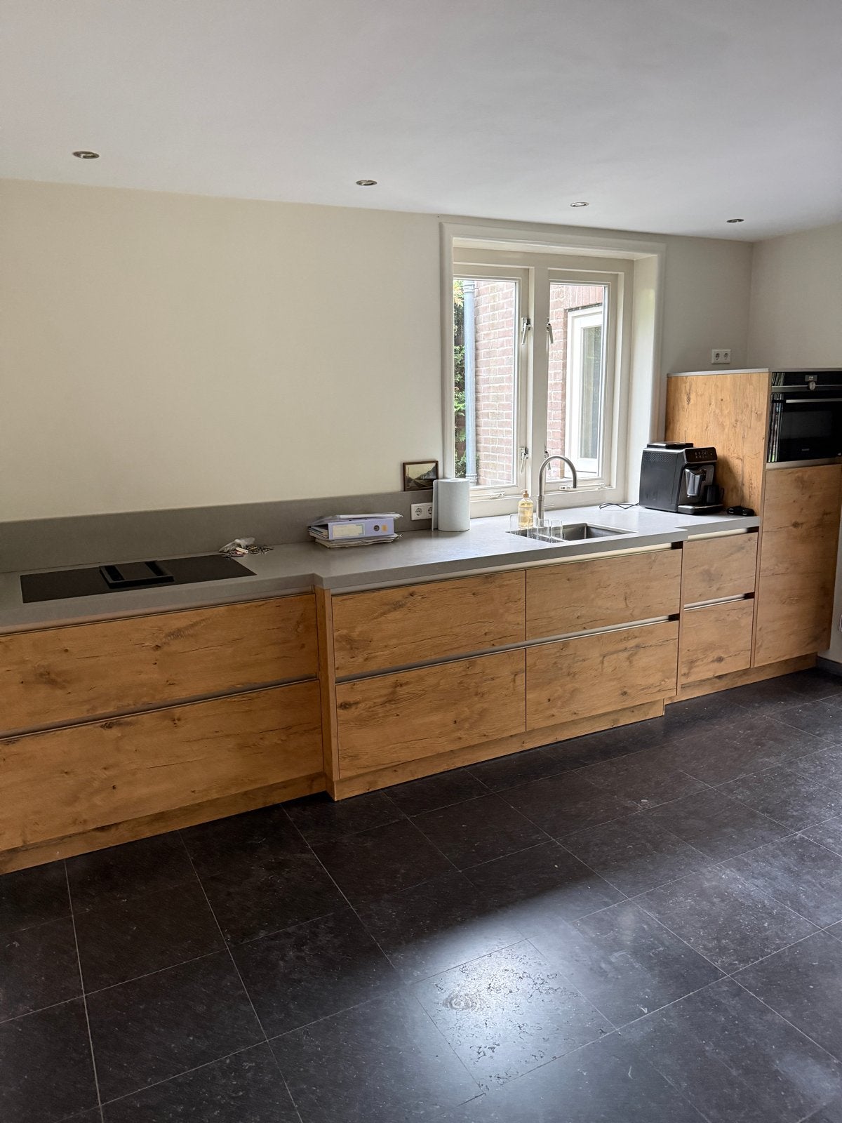 Moderne keuken met Siemens apparatuur en blad., Ophalen, Gebruikt, Bruin, Enkelwandige keuken