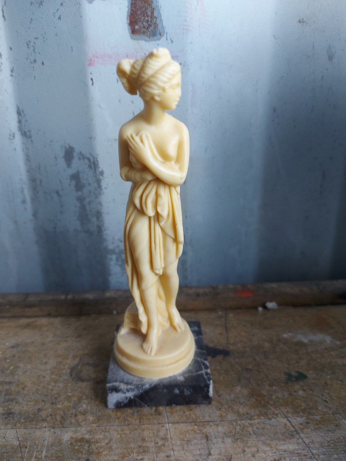 Beeldje Vrouw 16cm hoog, Minder dan 20 cm, Kunststof, Ophalen of Verzenden, Op sokkel