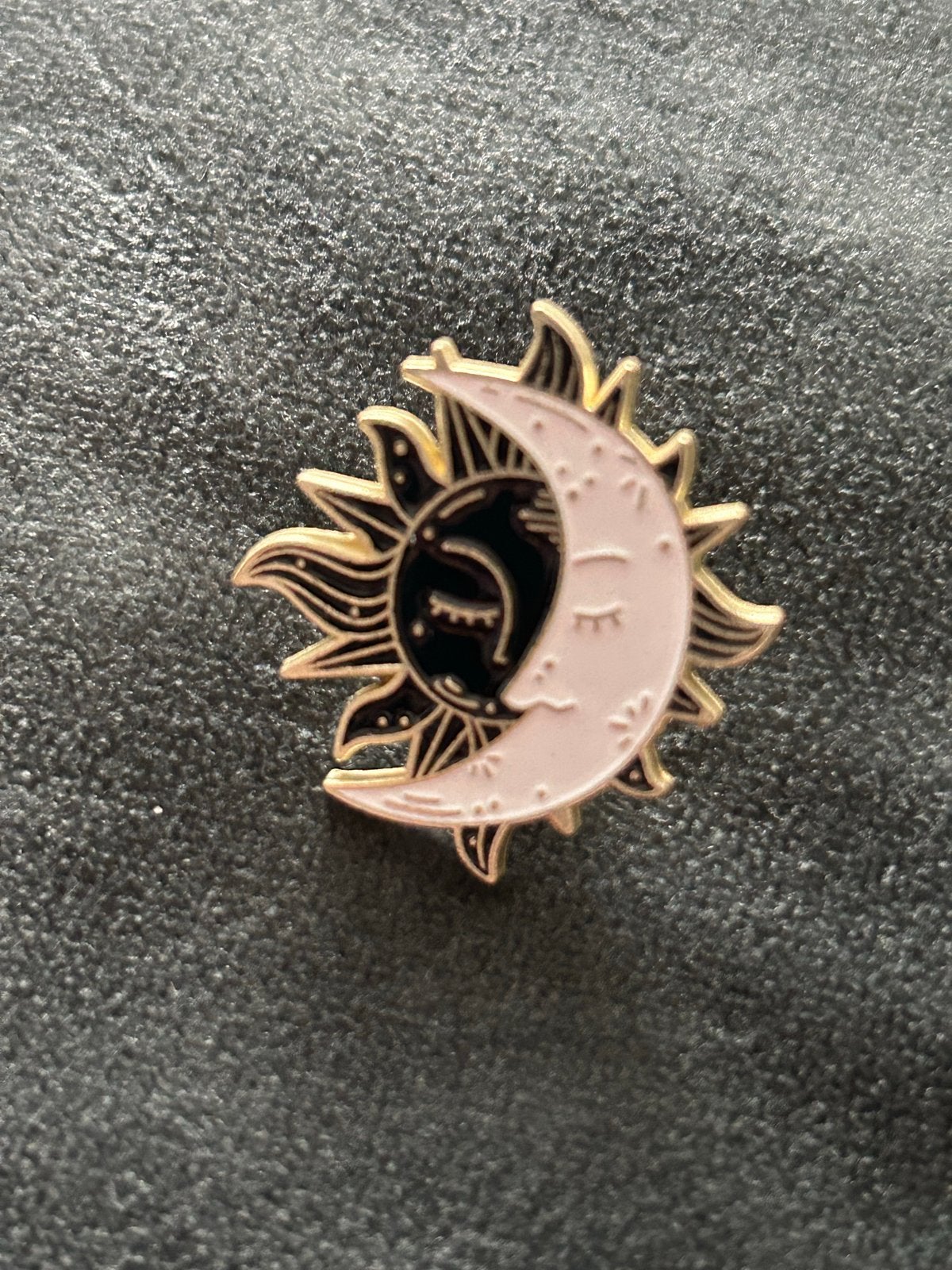 Pin Zon en Maan - Uniek Design, Ophalen of Verzenden, Nieuw, Overige onderwerpen, Speldje of Pin