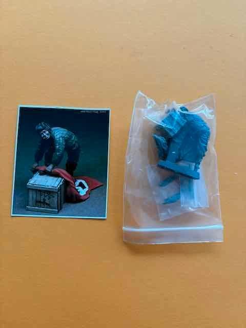 Red Army Tanker and Nazi Flag, 1945	1/35	resin, Verzenden, Nieuw, 1:35 tot 1:50