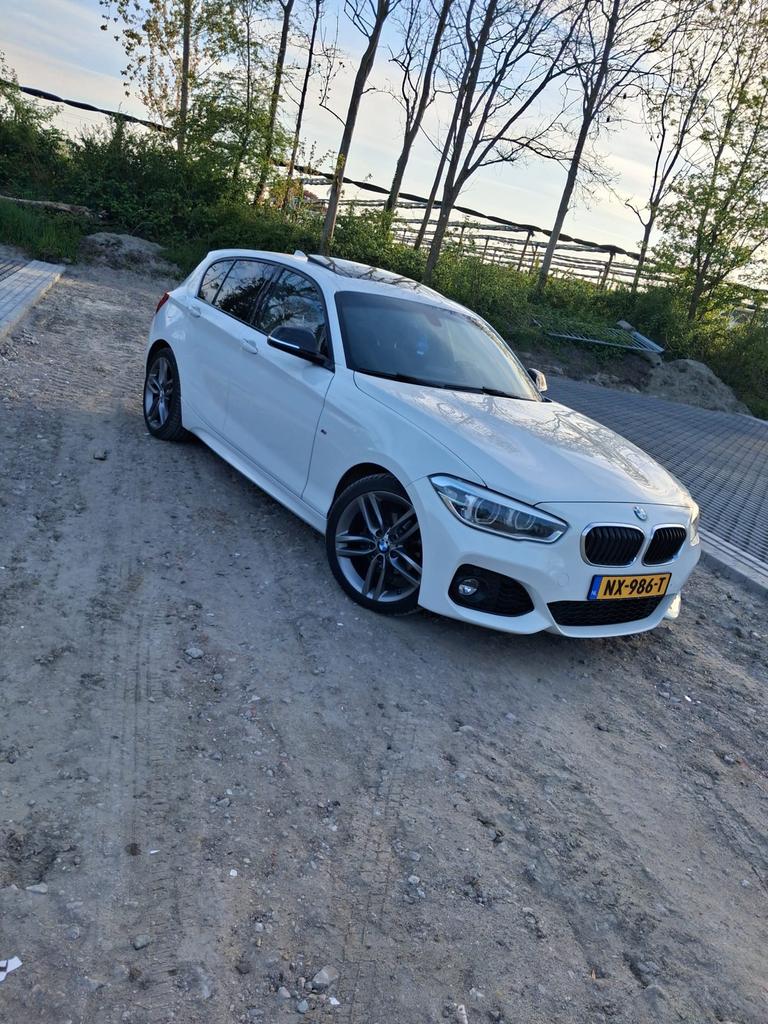 BMW 1-Serie 118i 136pk Aut 2017 Wit, Auto's, 1295 kg, Wit, Origineel Nederlands, 650 kg