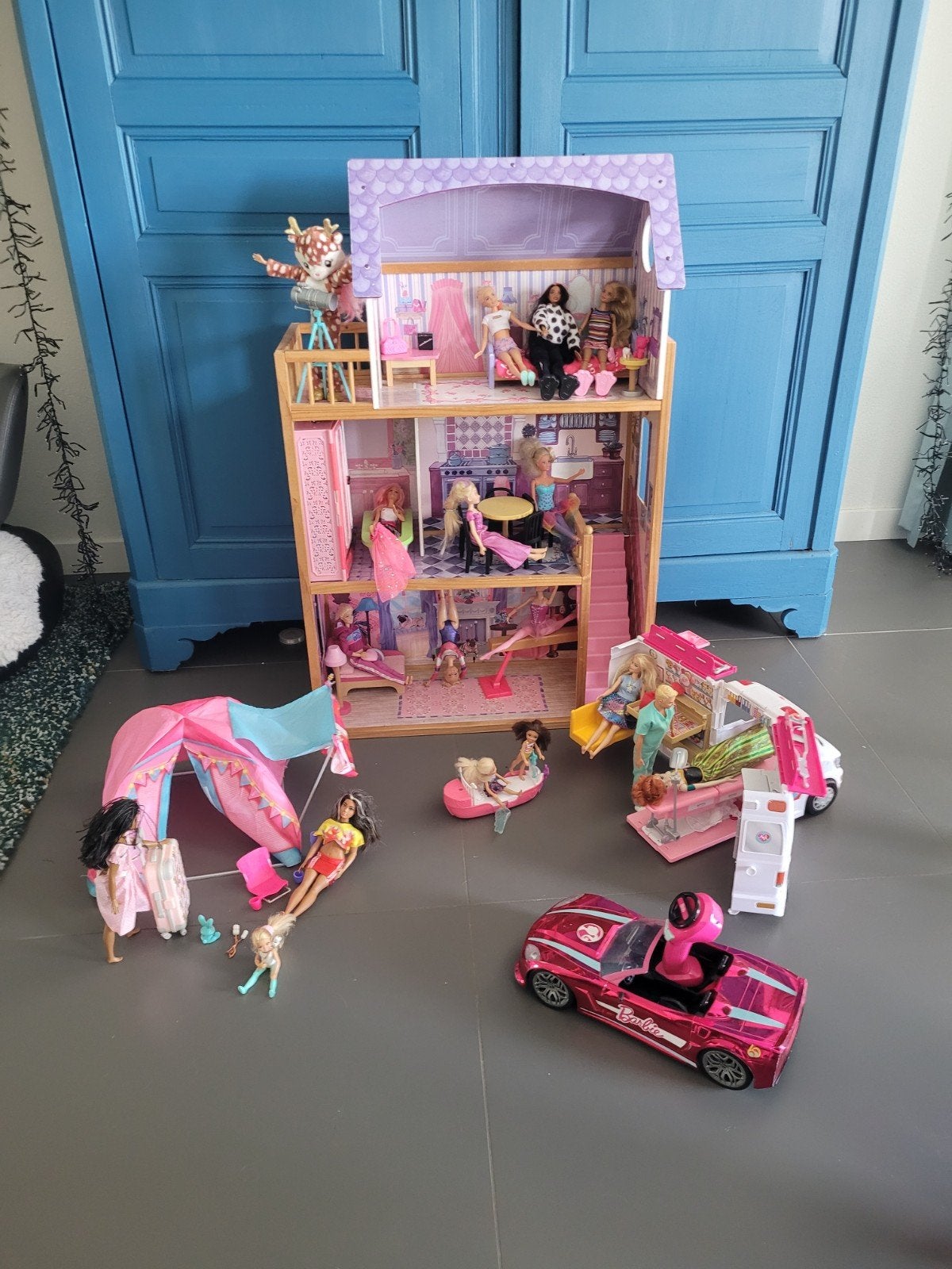 Grote Barbie Poppenhuis met veel poppen en accessoires, Ophalen, Gebruikt, Poppenhuis
