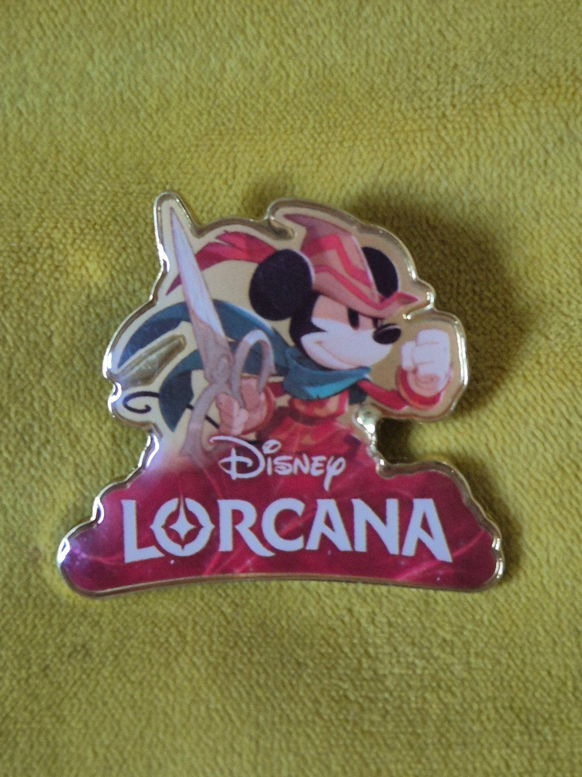 Disney Lorcana Mickey Mouse pin Trading Card Game special, Ophalen of Verzenden, Zo goed als nieuw, Figuurtje, Speldje of Pin