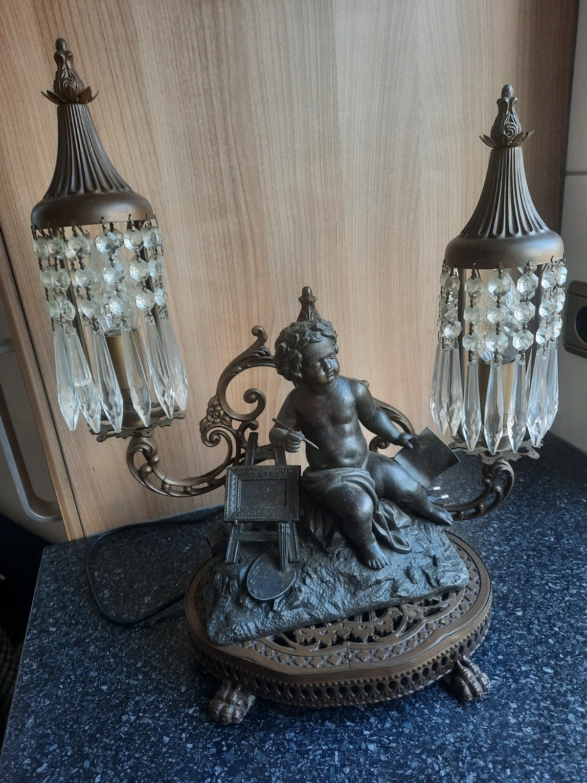 Antieke tafellamp met cherubijn en kristallen hangers, Ophalen