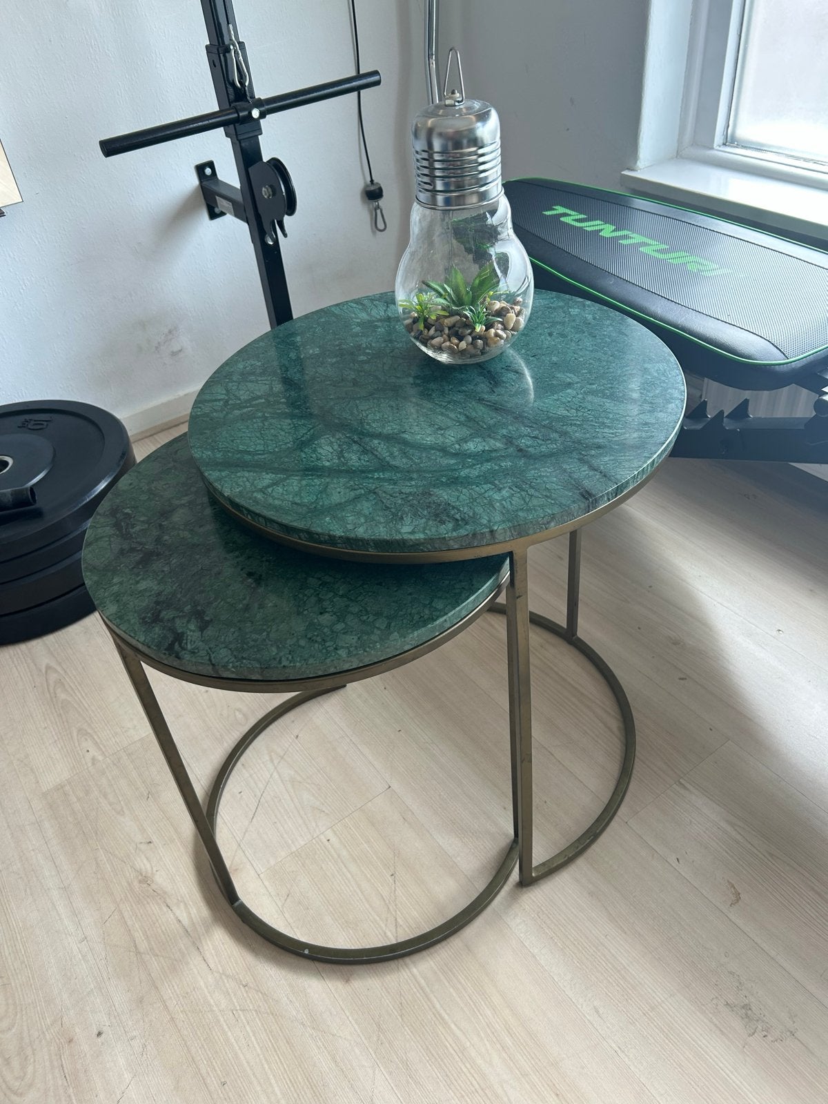 Set van 2 bijzettafels met groen marmer blad, Huis en Inrichting, Tafels | Bijzettafels, Gebruikt, Metaal of Aluminium, Rond, 55 tot 75 cm