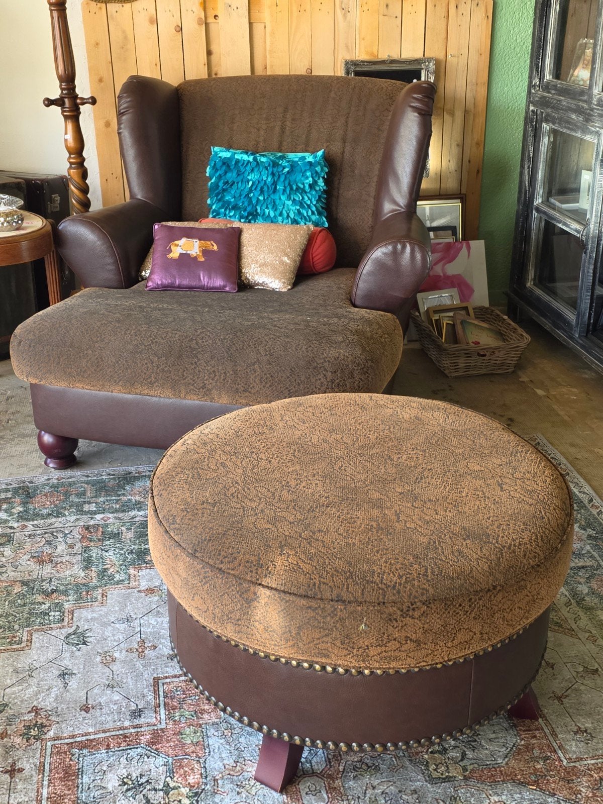 Comfortabele fauteuil met poef - Bruin leer en stof, Gebruikt, Klassiek, Comfortabel, Onbekend, 75 tot 100 cm