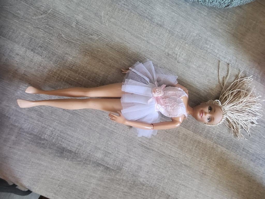 Barbie pop met vlechtjes en balletjurk, Ophalen of Verzenden, Gebruikt, Barbie