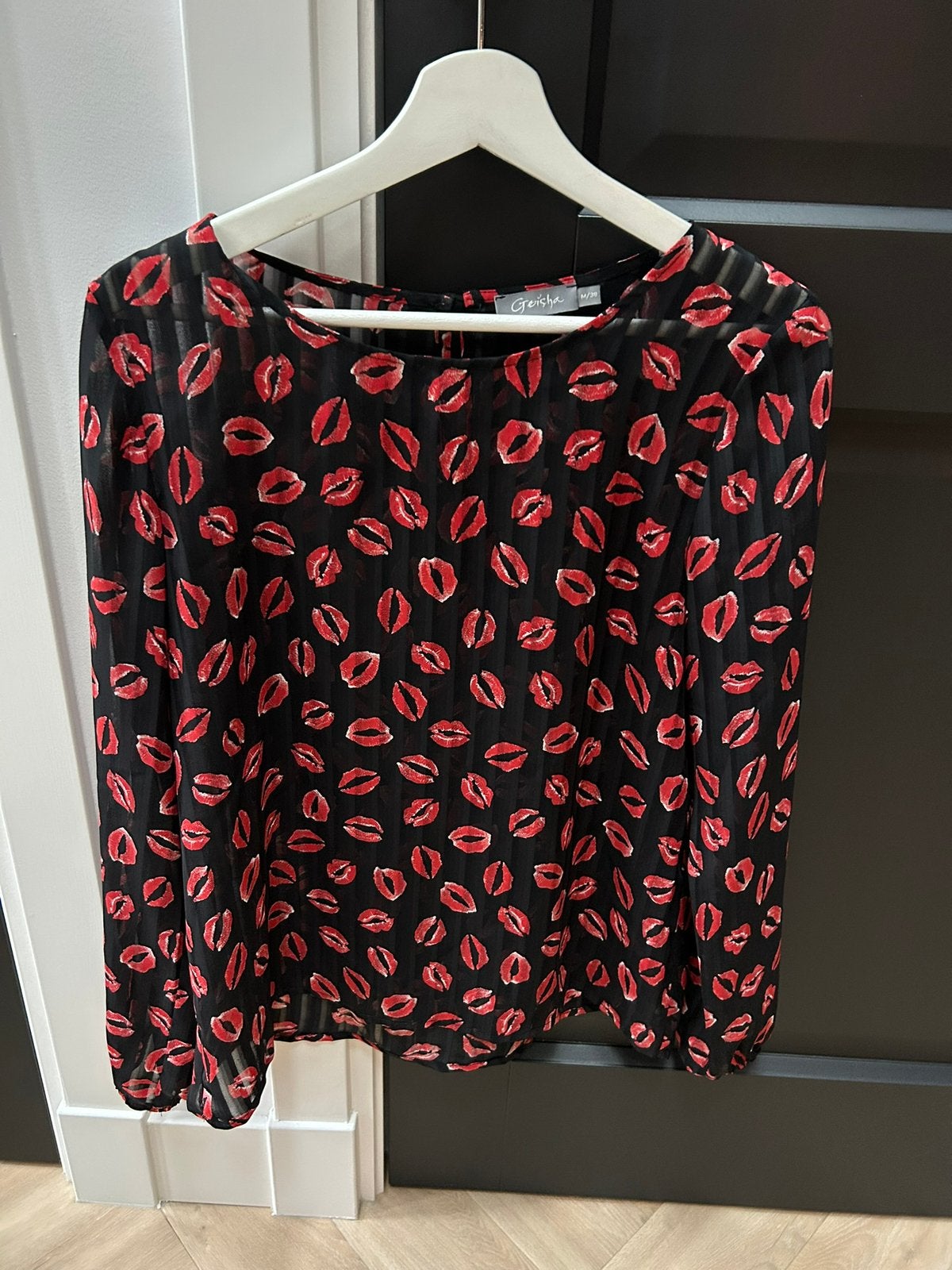 Geisha blouse met lippen, Ophalen of Verzenden, Zo goed als nieuw, Maat 38/40 (M), Rood