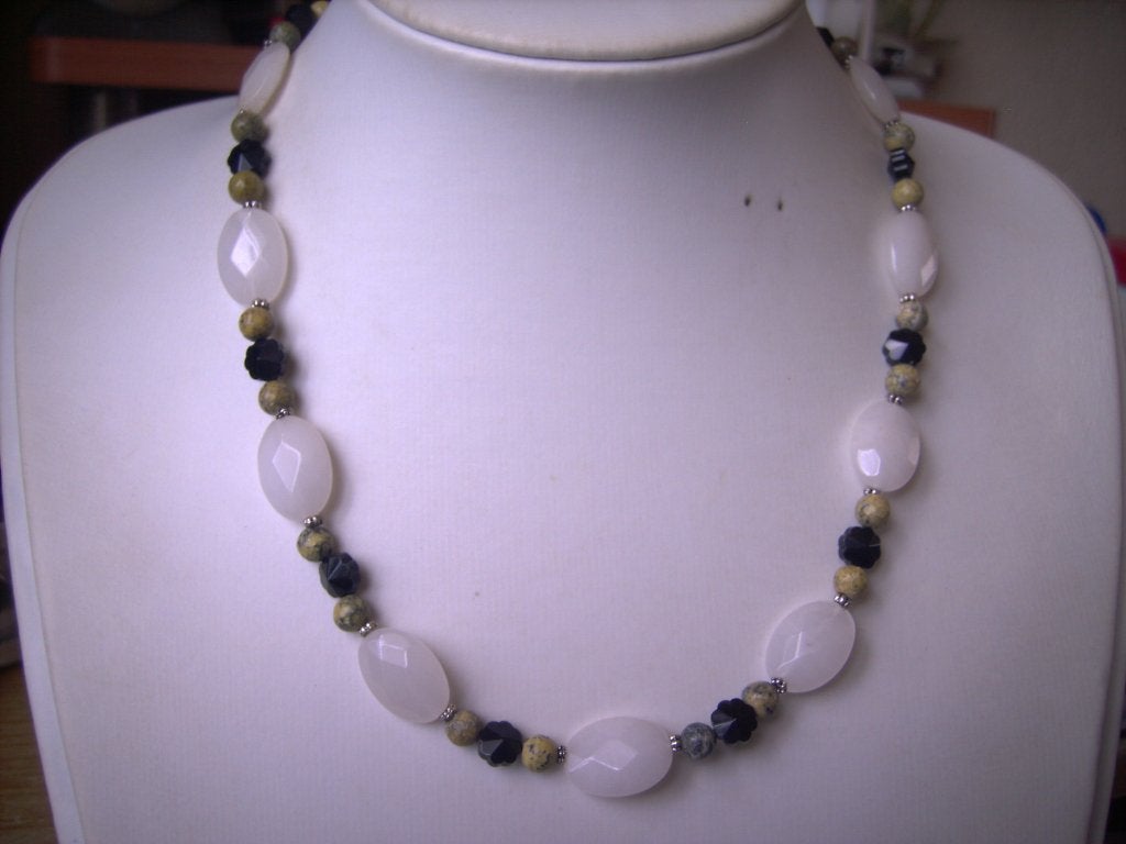 Een mooie Edelstenen ketting met oa facet Witte Jade, Verzenden, Overige materialen, Ketting, Met edelsteen