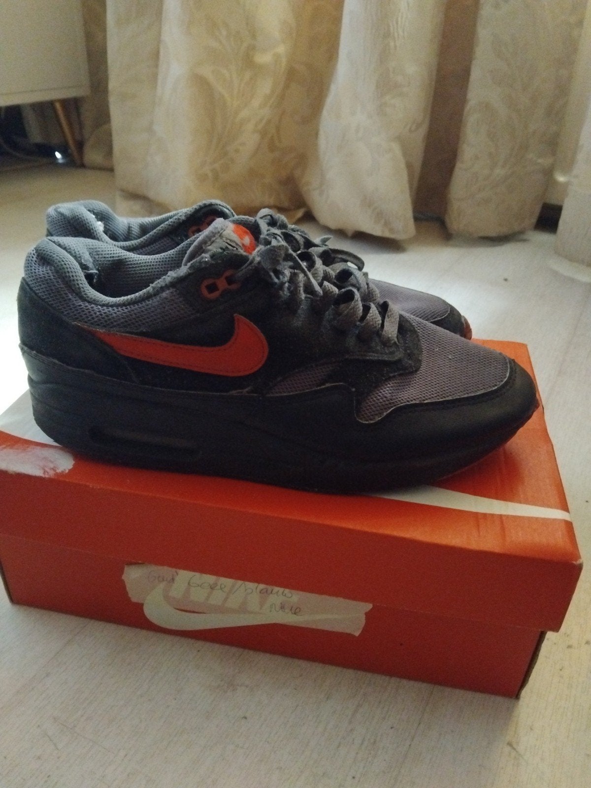 Nike Air Max grijs/zwart met rode swoosh - Maat 40, Kleding | Heren, Nike air max, Zwart, Ophalen of Verzenden, Sneakers of Gympen
