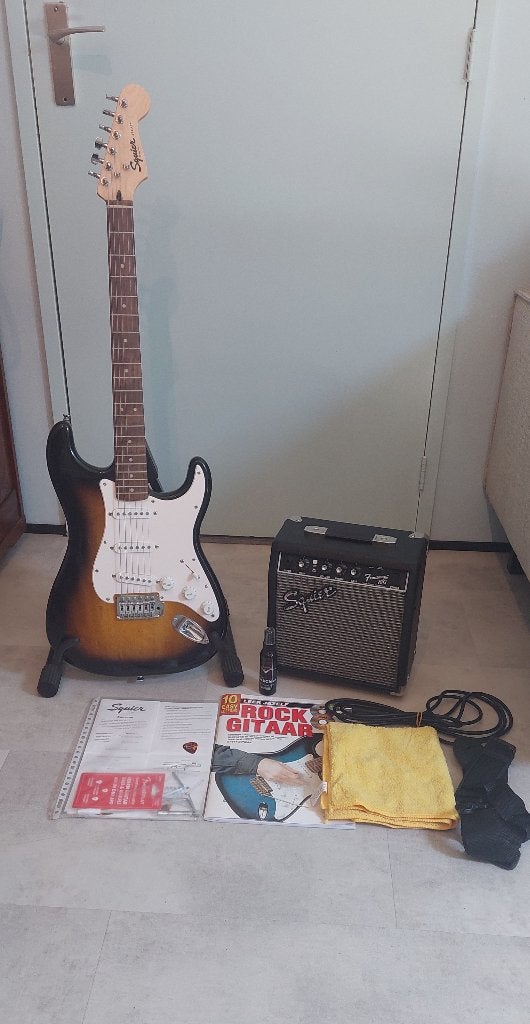 Squier Stratocaster by Fender, Ophalen, Fender, Nieuw, Met versterker