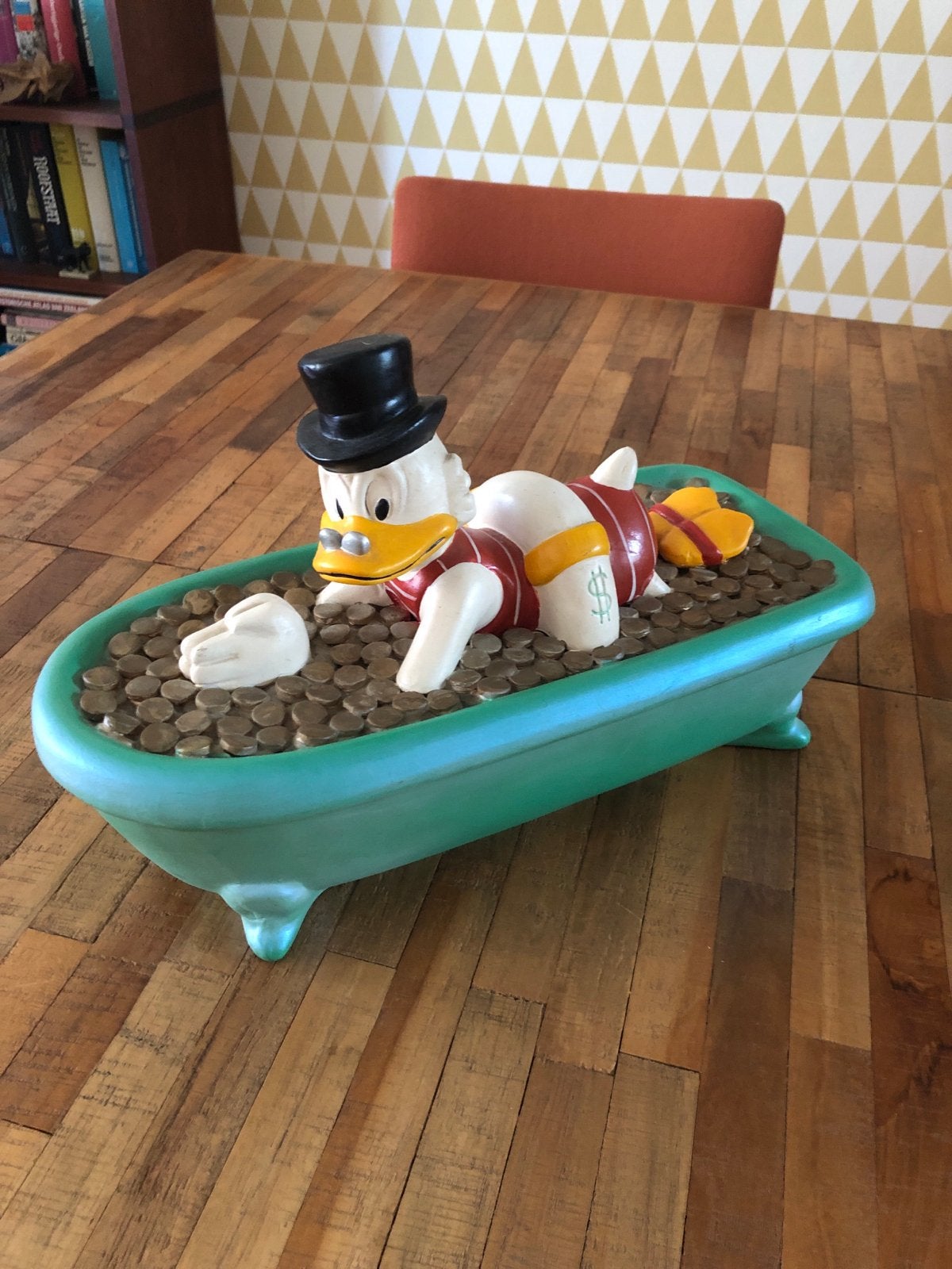 Dagobert Duck in bad met geld - Disney beeldje, Verzamelen, Ophalen of Verzenden, Zo goed als nieuw, Overige soorten, Beeldje of Figuurtje