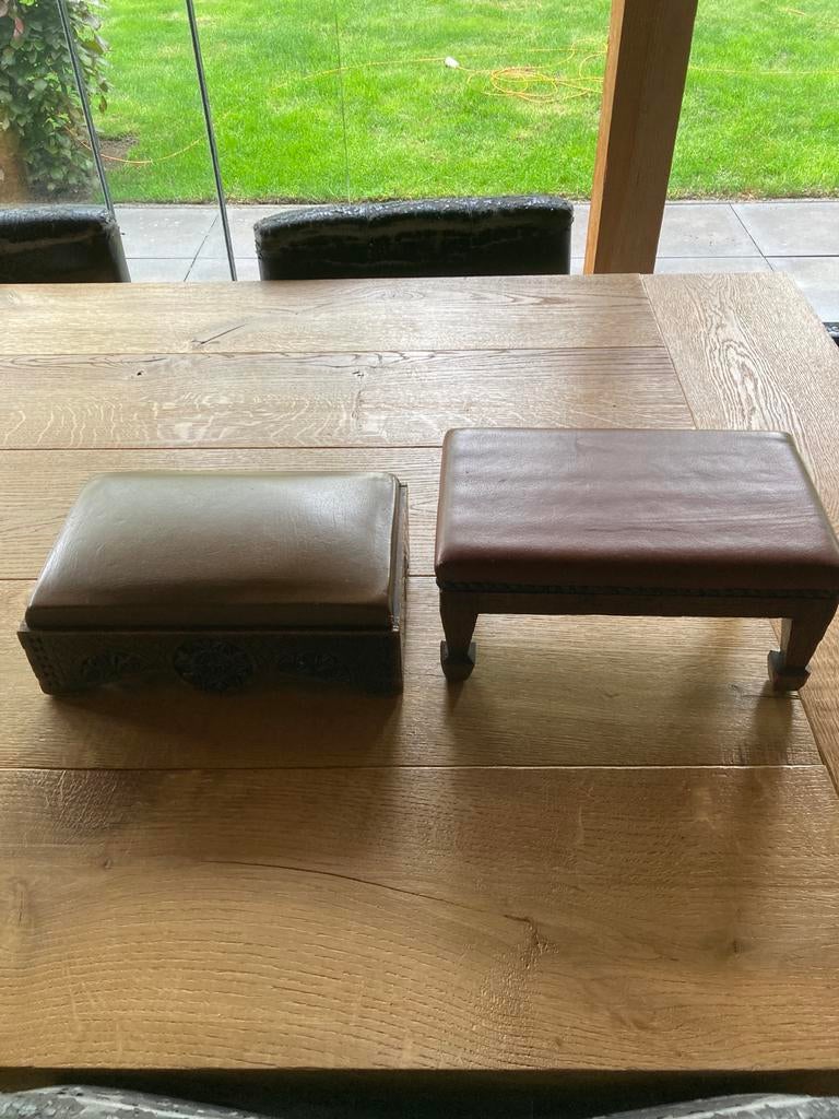 Set van 2 voetenbankjes: houtsnijwerk en klassiek leer, Minder dan 50 cm, Ophalen of Verzenden, Zo goed als nieuw, Rechthoekig