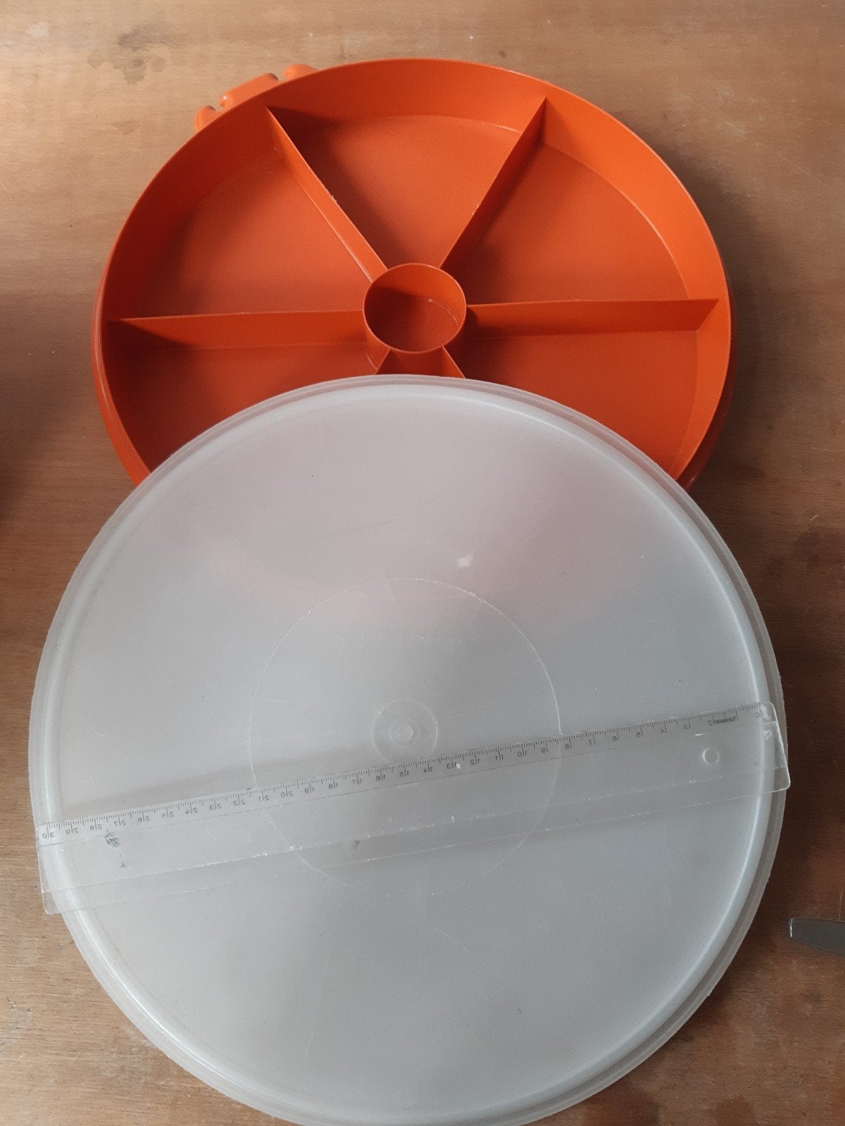 Tupperware hapjesbak met vakken en deksel, Gebruikt, Schaal, Oranje, Ophalen of Verzenden
