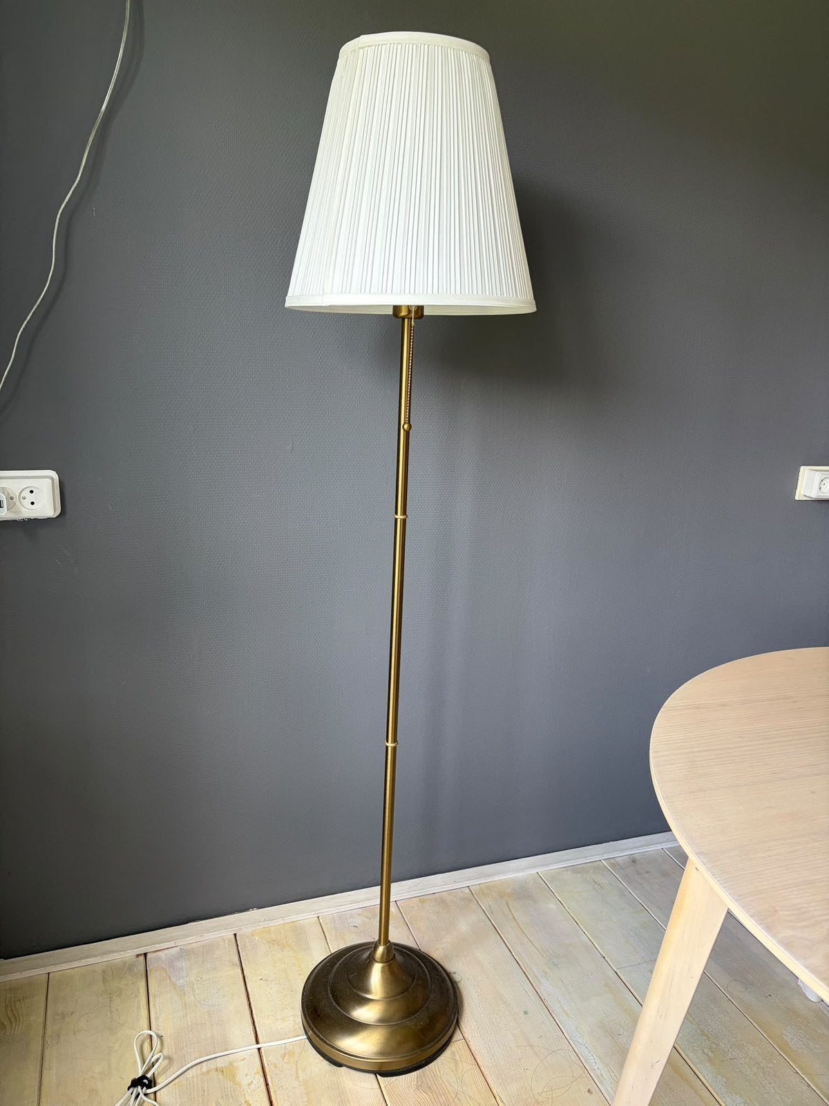 IKEA Floor Lamp – Brass Colour with White Shade, Ophalen, Zo goed als nieuw, Minder dan 100 cm