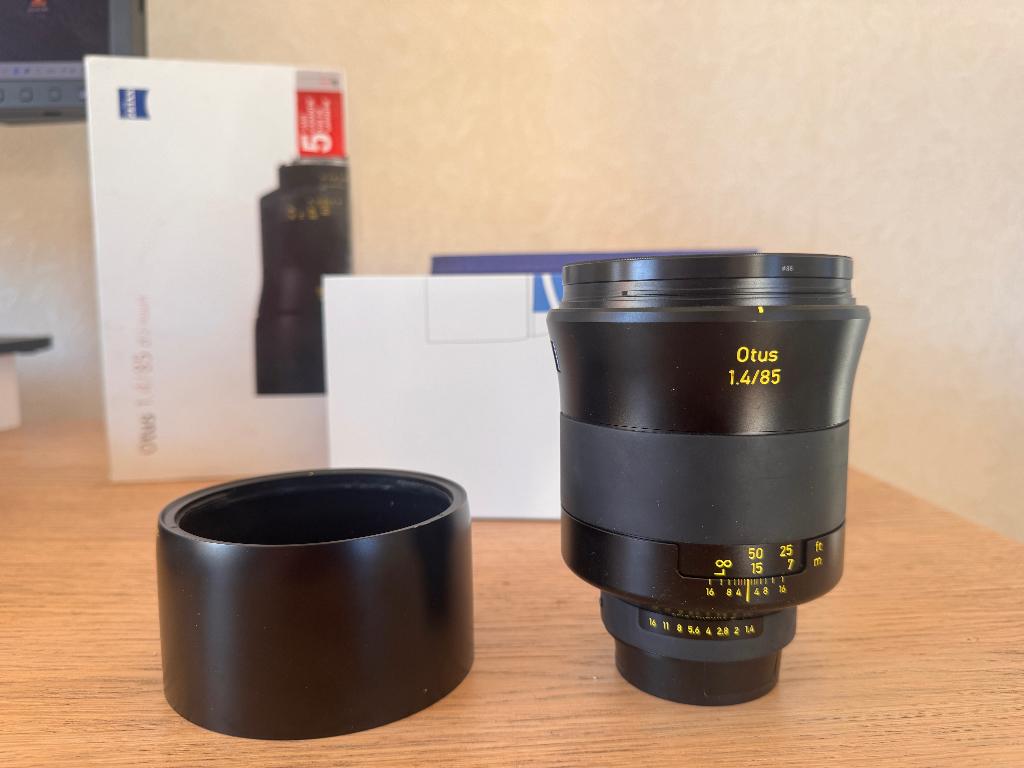 Carl Zeiss Otus 85 ZF.2 Nikon + Sigma ceramic filter lens, Ophalen of Verzenden, Zo goed als nieuw, Telelens