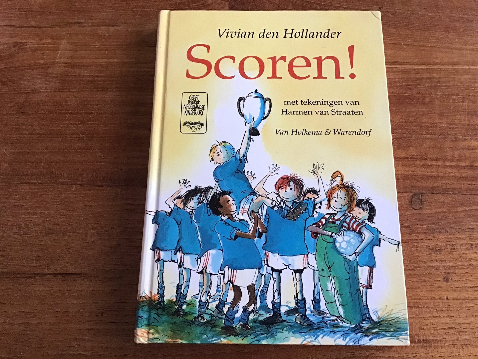 Scoren! - Vivian den Hollander, Ophalen of Verzenden, Zo goed als nieuw, Fictie algemeen