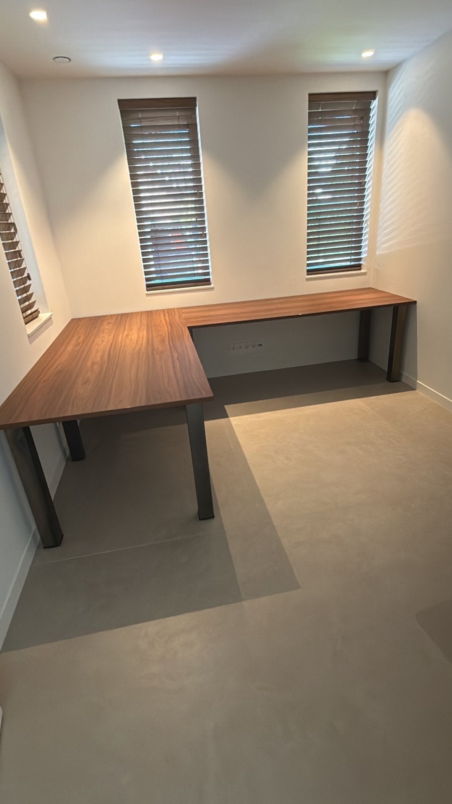 Twee donker walnoot kantoorbladen, 220x100cm en 200x80cm, Huis en Inrichting, Bureaus, Ophalen, Gebruikt, Hout, Hoekbureau
