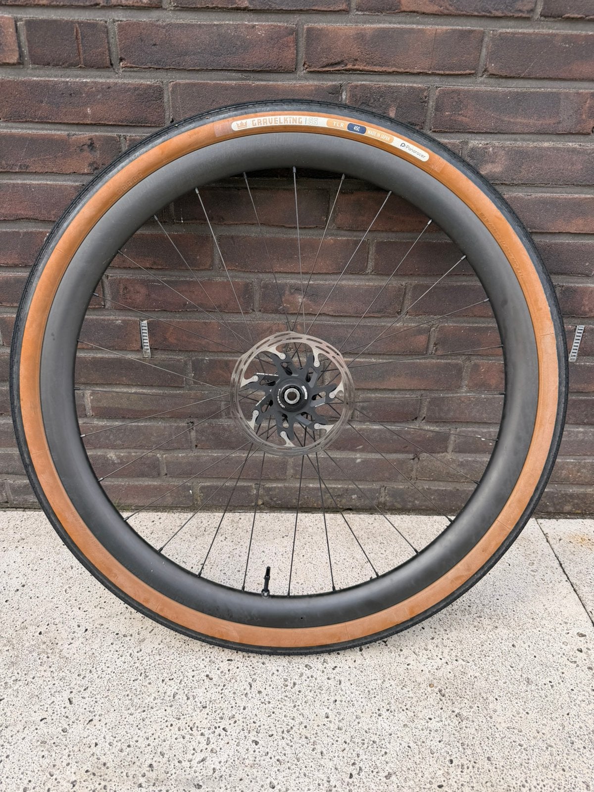 Carbon gravel voorwiel SON 28 dynamo – 700C – GravelKing 45C, Fietsen en Brommers, Zo goed als nieuw, Gravelbike, Carbon, Ophalen