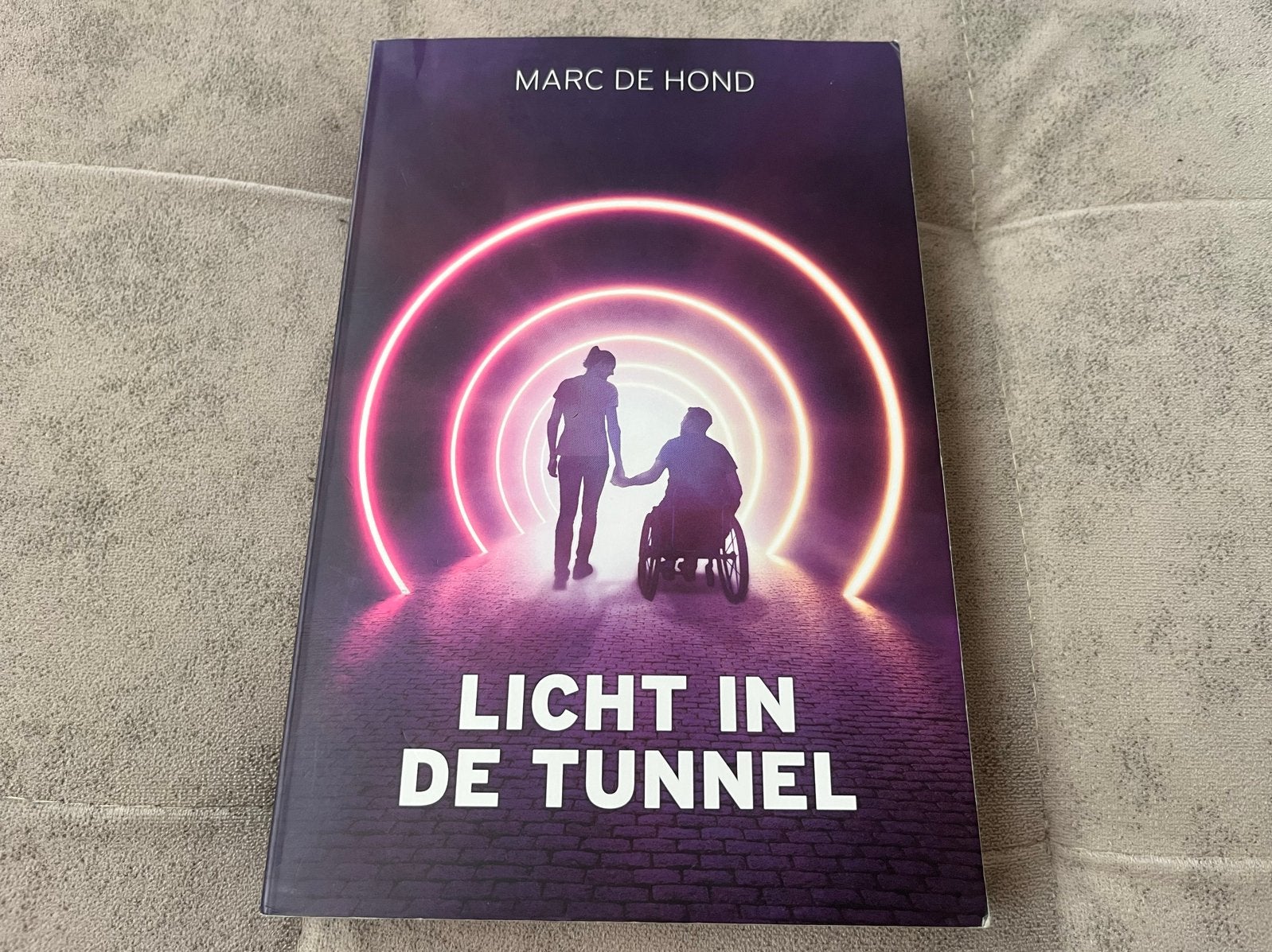 Licht in de Tunnel - Marc de Hond (Boek), Ophalen of Verzenden, Gelezen, Overige