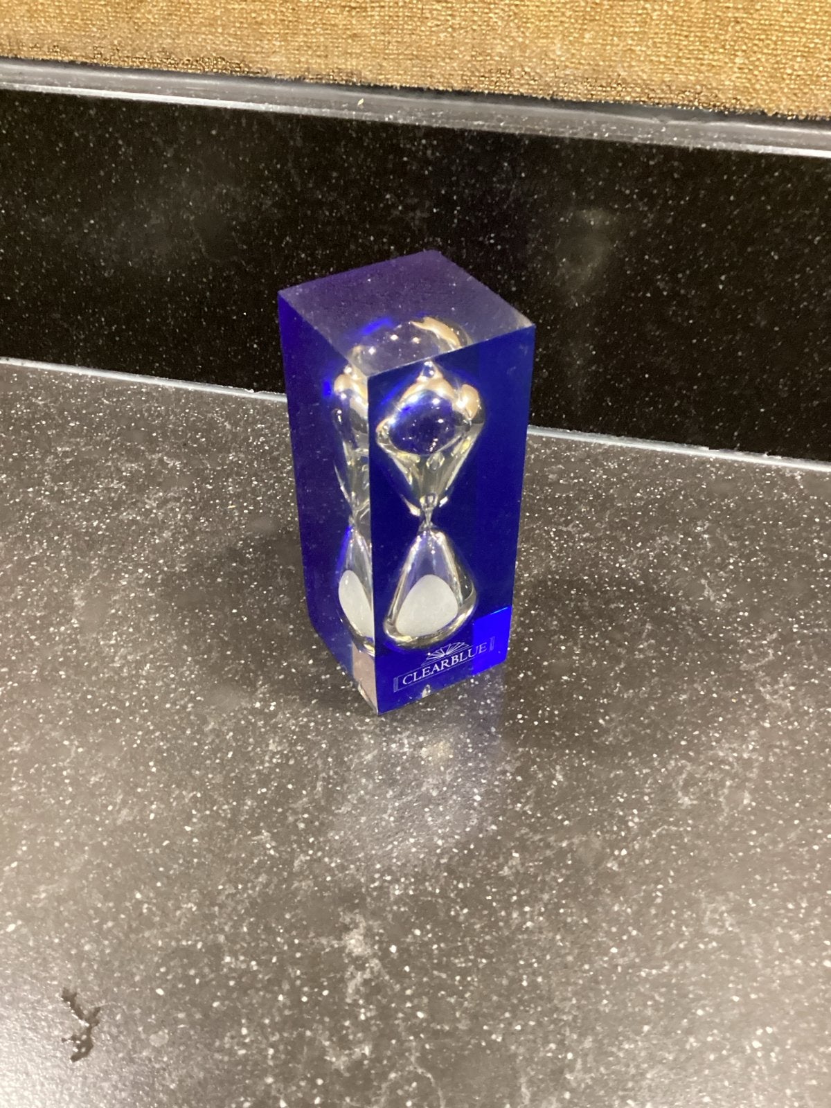 Clearblue zandloper in blauw acrylblok, Ophalen
